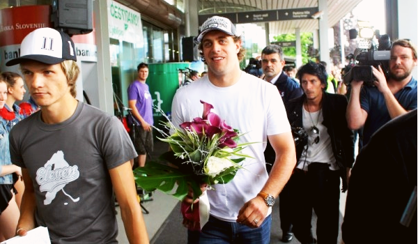 Kopitar arrives in Slovenia and receives flowers